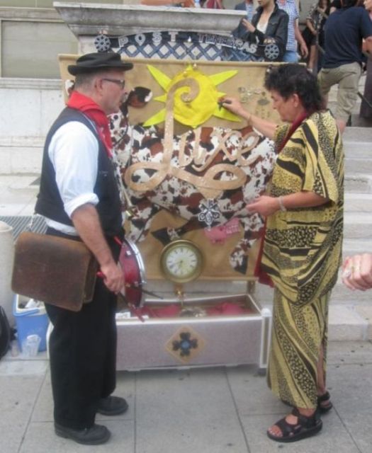 Pierre le Crieur et Karola Altona devant la vache Grasse