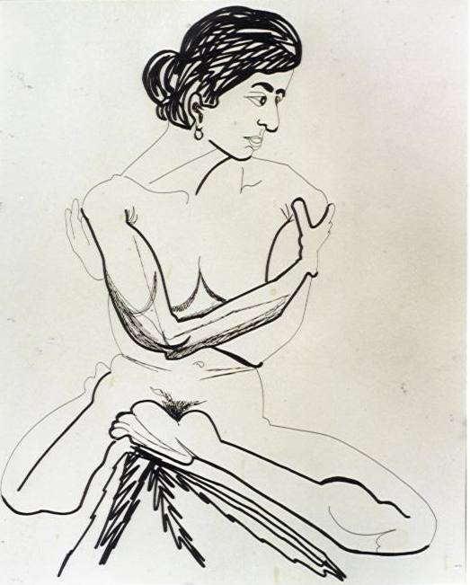 femme assise bras devant les seins