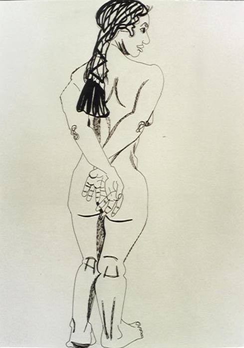 femme debout mains croises derrire le dos