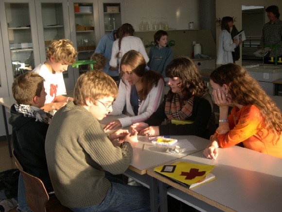 des élèves au travail autour d'une table