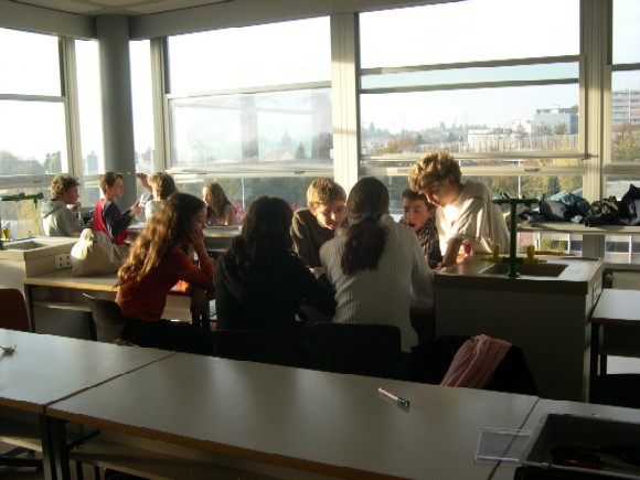 des élèves dans la salle de classe