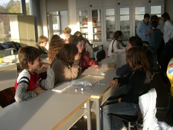 des élèves le long d'une table
