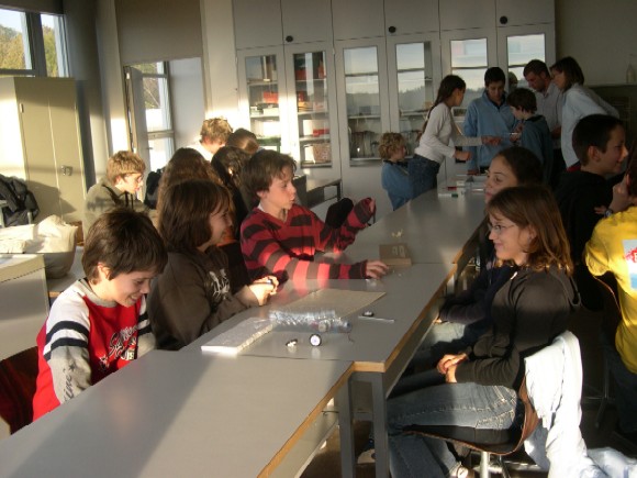 des élèves le long d'une table