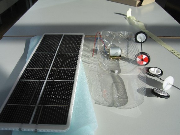 un panneau solaire et des roues