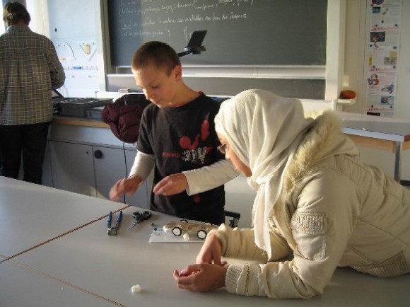 deux élèves, des instruments et un bolide